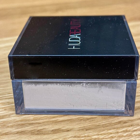 Huda Beauty Easy Bake Blurring Loose Setting Powder in Sugar Cookie - Picture 4 of 4